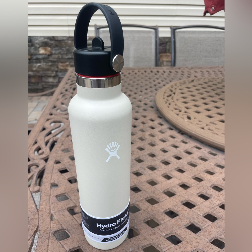 NWT- Hydro Flask 24oz Standard Mouth with Flex Straw Cap in Oat